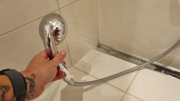 Protox Fugeren: Når all mugg er borte, skyller du av gelen og tørker fugen. Fugerens bad: Når all mugg er borte, skyller du av gelen og tørker fugen.